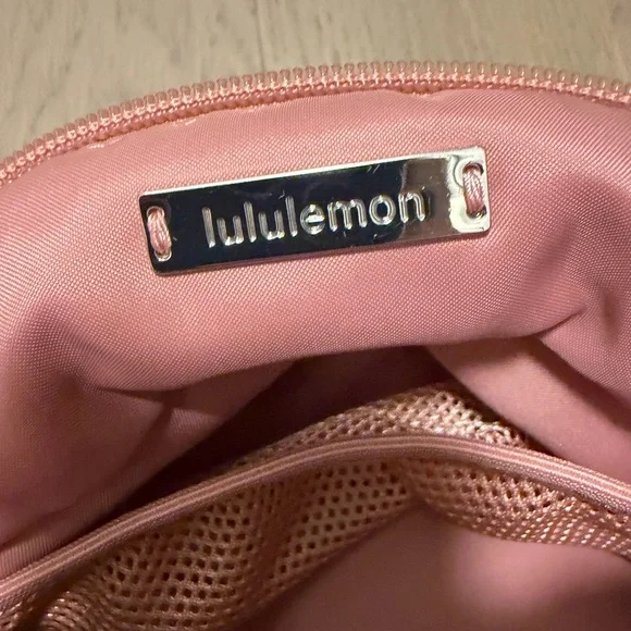 Lululemon Feeling Ready Bag - Picture 4 of 4